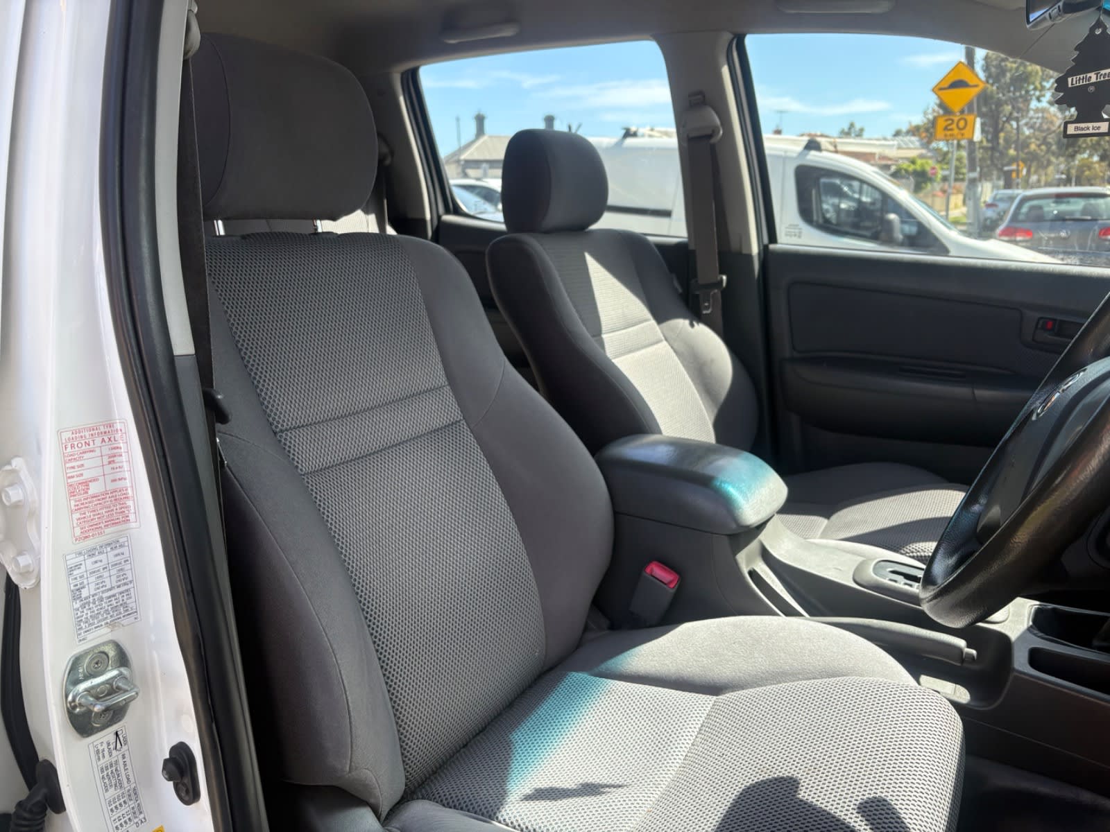 2013 TOYOTA HILUX SR (4×4)