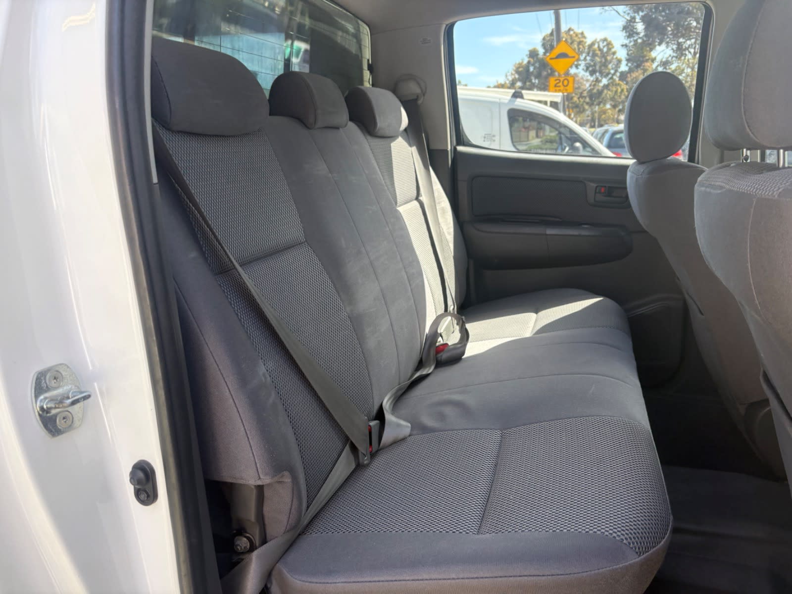 2013 TOYOTA HILUX SR (4×4)