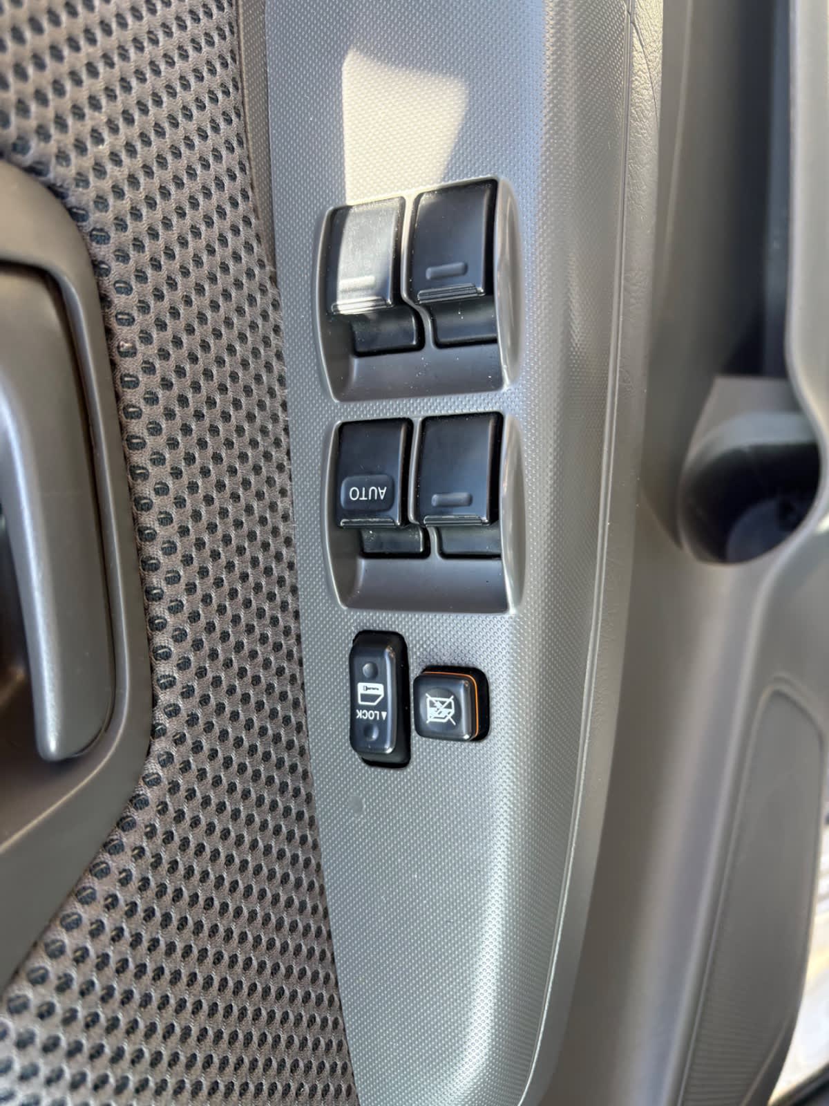 2013 TOYOTA HILUX SR (4×4)