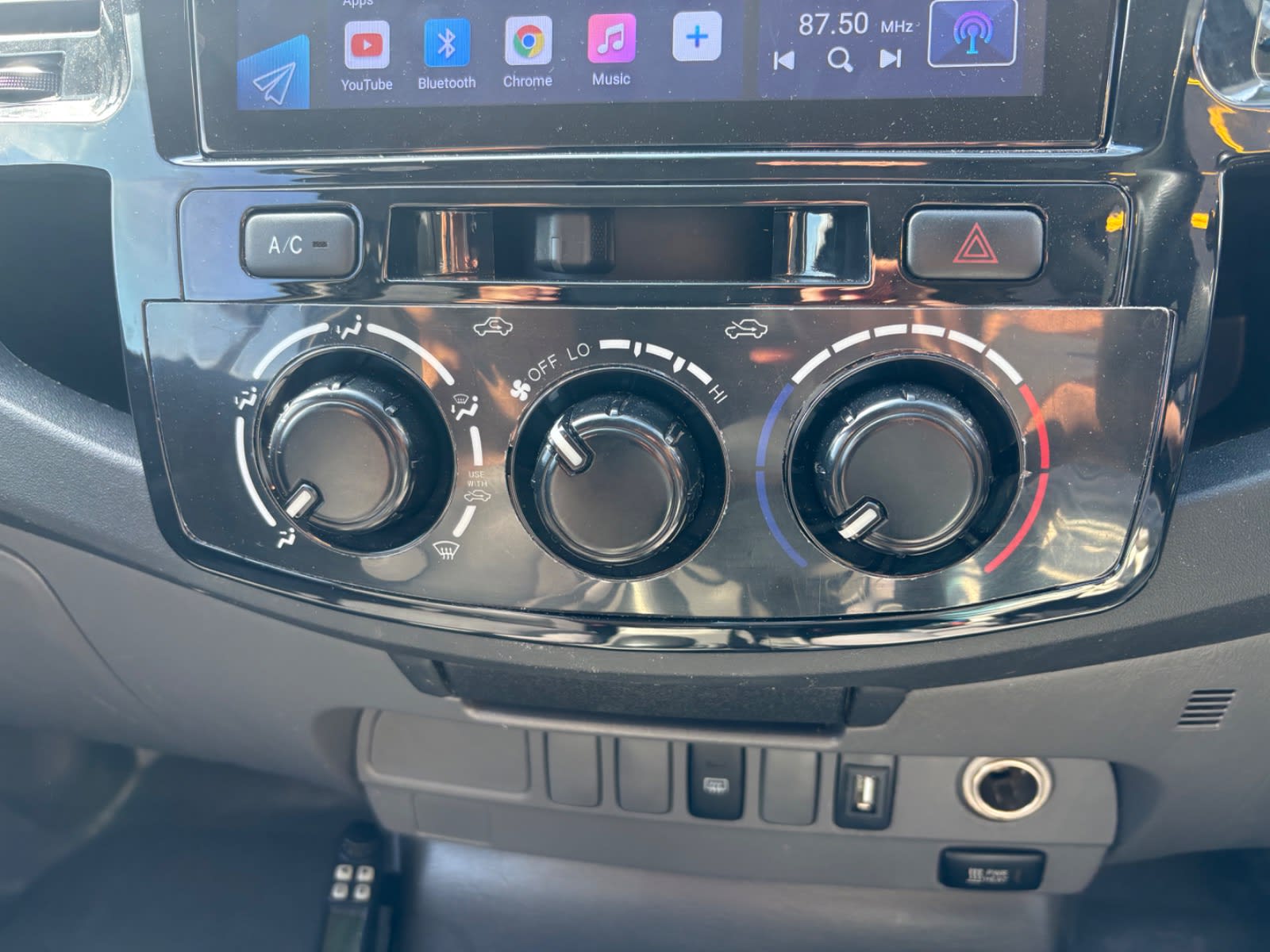 2013 TOYOTA HILUX SR (4×4)