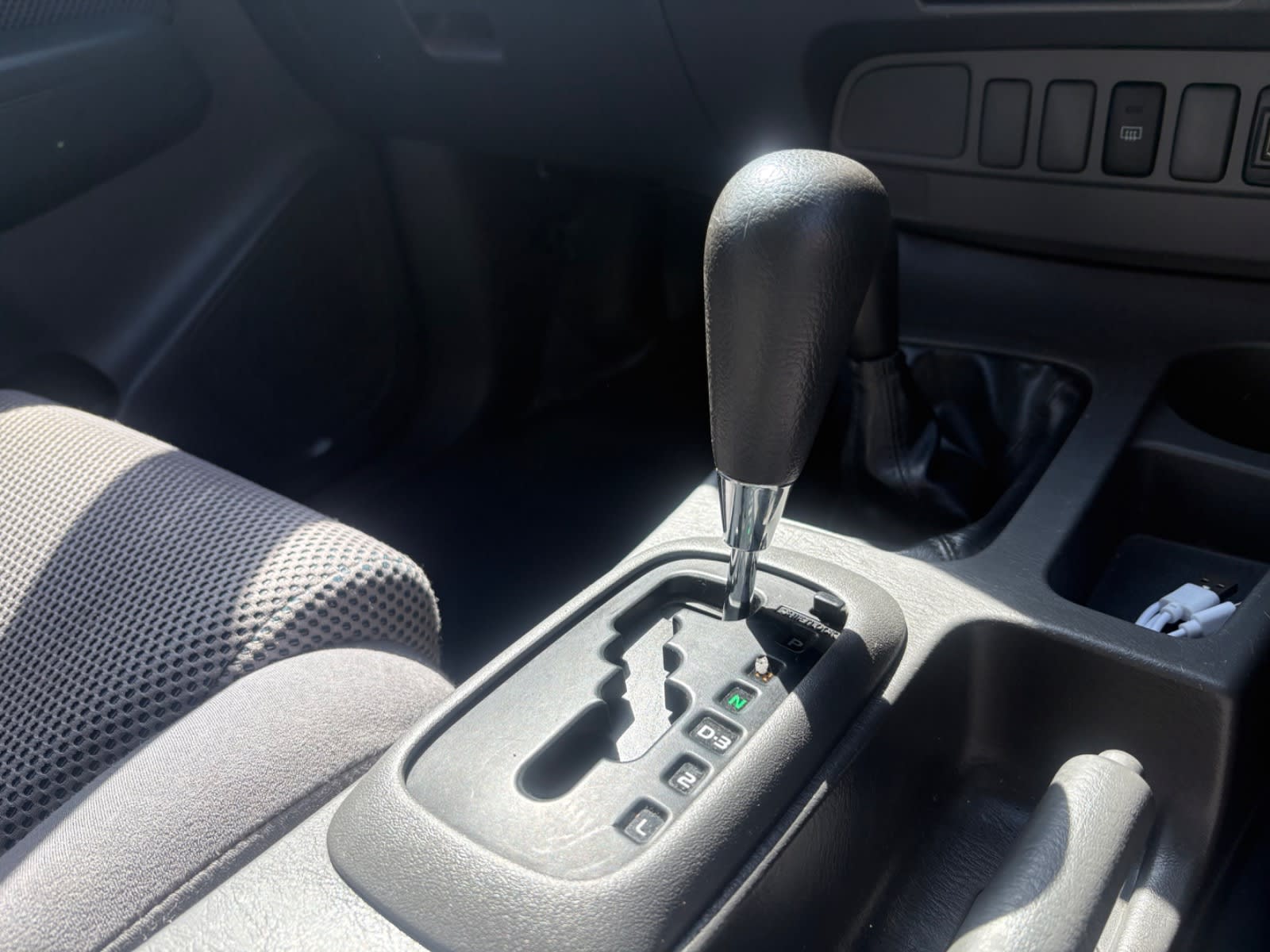 2013 TOYOTA HILUX SR (4×4)