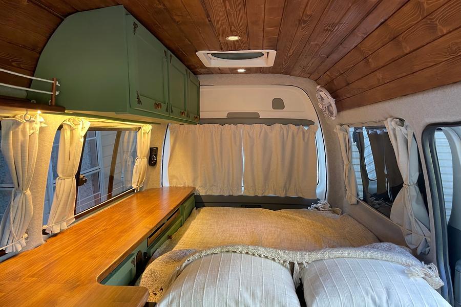 2009 Toyota Hiace Campervan w Solar Inverter